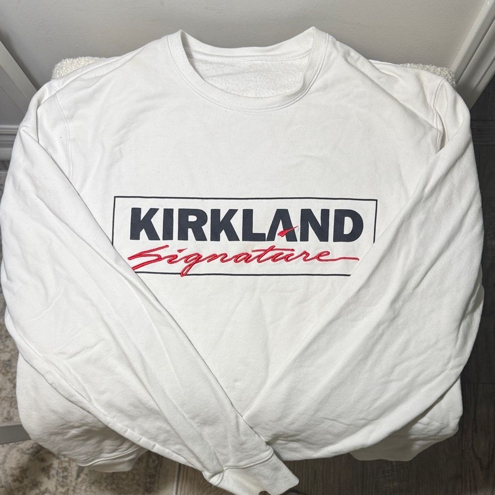 Kirkland Signature White crew neck sweater with Red and Black Logo - Picture 2 of 3